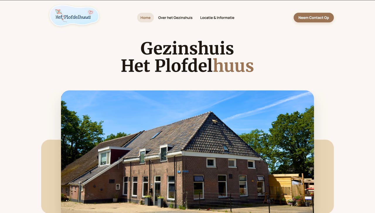 De homepage van Gezinshuis Het Plofdelhuus — logo, navigatie en een foto van het huis